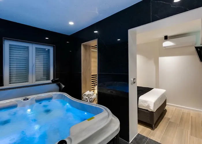 Downtown Marcius Luxury Apartment With Jacuzzi & Sauna
