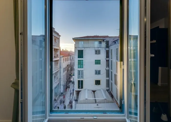 Downtown Marcius Luxury Apartment With Jacuzzi & Sauna